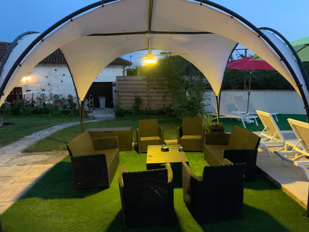 Le Jardin Des Hirondelles Bed & Breakfast Blanzaguet-Saint-Cybard ภายนอก รูปภาพ